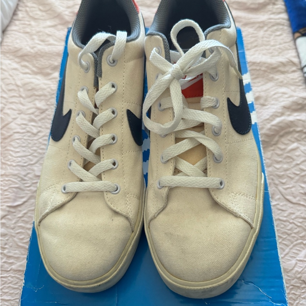 Nike Men's Cream and Black Casual Sneakers